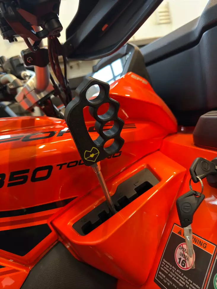 VarikonNyrkki-Vaihdekepinnuppi - Mönkijän kahvat - nyrkki1 - 1